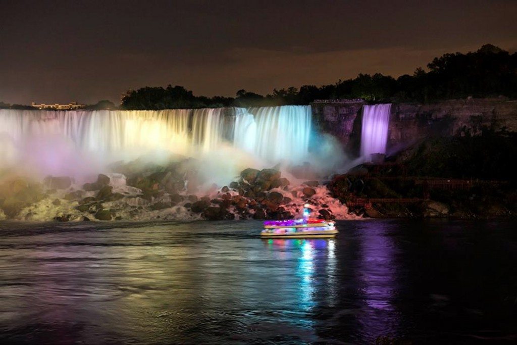 La nouvelle illumination des chutes du Niagara