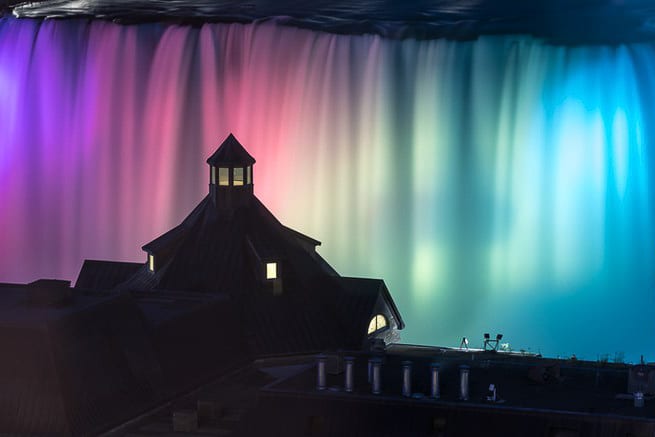 夜のナイアガラの滝 滝に色とりどりの光が当たっている。