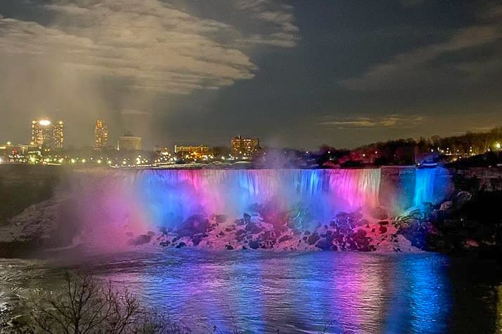 夜間照明のある滝