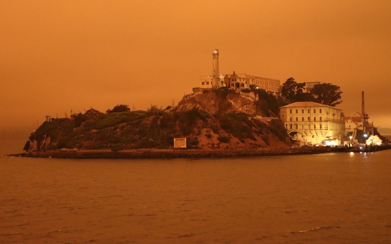 orange himmel udsigt over Alcatraz Island