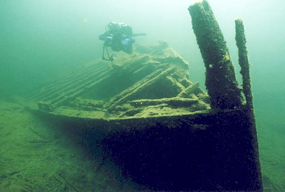 barco perdido bajo el agua de las 1000 islas