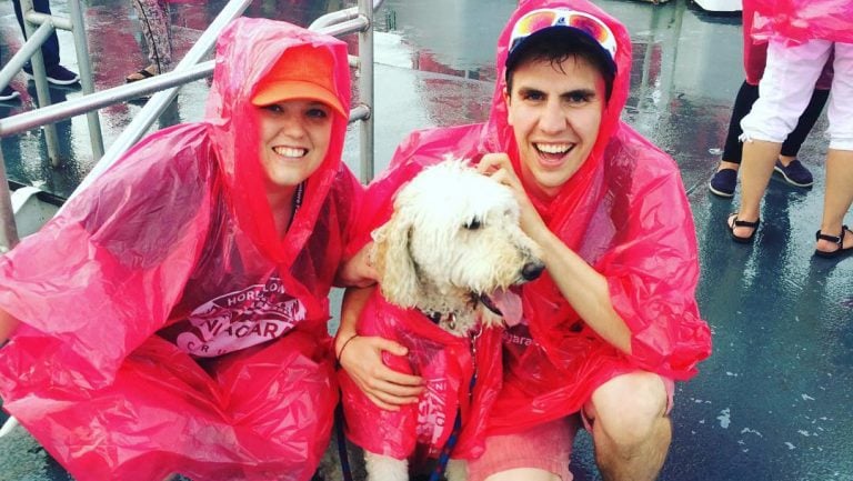 Hund und Besitzer auf einer Niagara-Kreuzfahrt