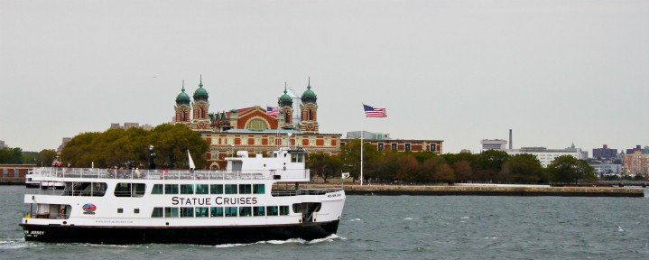 スタチュークルーズ-The-Arrival-Statue-Cruises-in-Front-of-Ellis-Island（エリス島前方海上クルーズ
