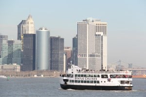 Tượng-Du Thuyền-và-Manhattan-Skyline-tàu