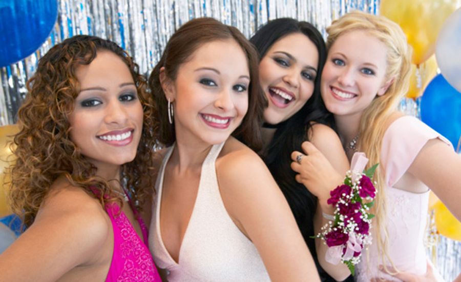 Groupe de filles posant pour le bal de fin d'année du lycée.