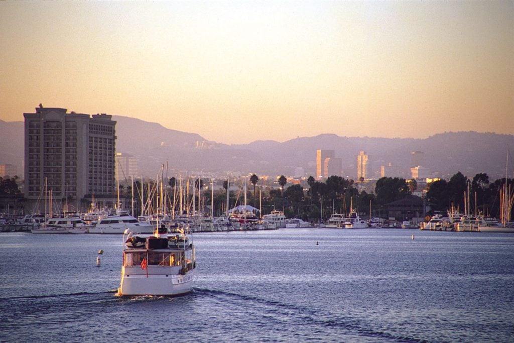 日落時分的Marina del Rey遊艇。