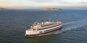 California Hornblower schip Alcatraz Eiland op achtergrond