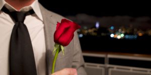 homme tenant une rose