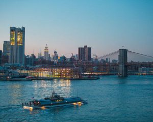 bateaux with new york skyline