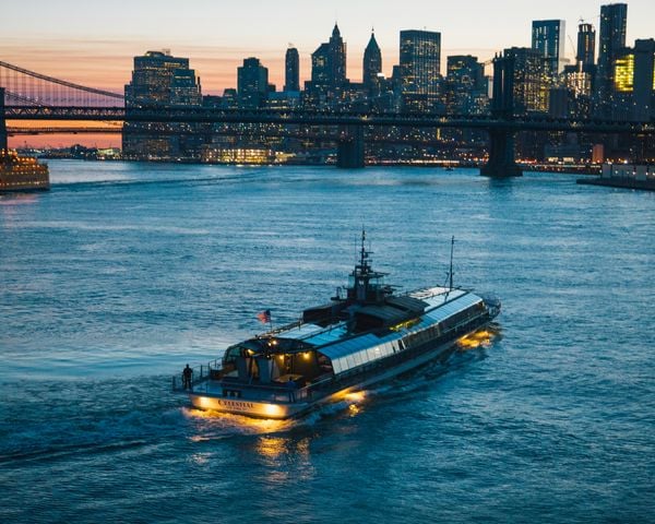 Bateaux NYC cruise om natten