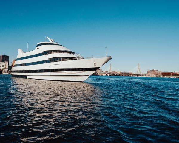 Barco Boston en el agua