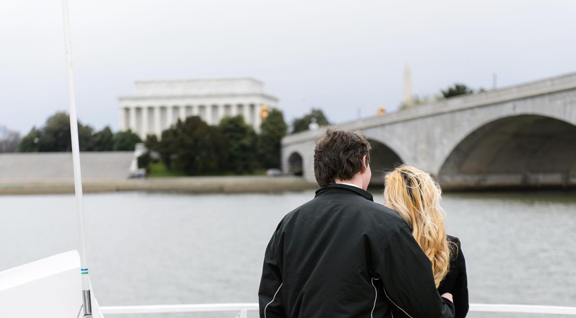 زوجان يستمتعان بمناظر واشنطن العاصمة