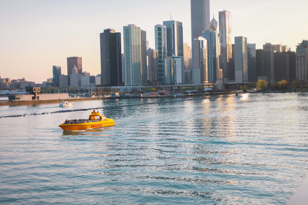 Un barco Seadog amarillo con el horizonte de Chicago de fondo.