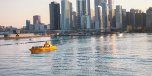 En gul Seadog-båd med Chicagos skyline i baggrunden.