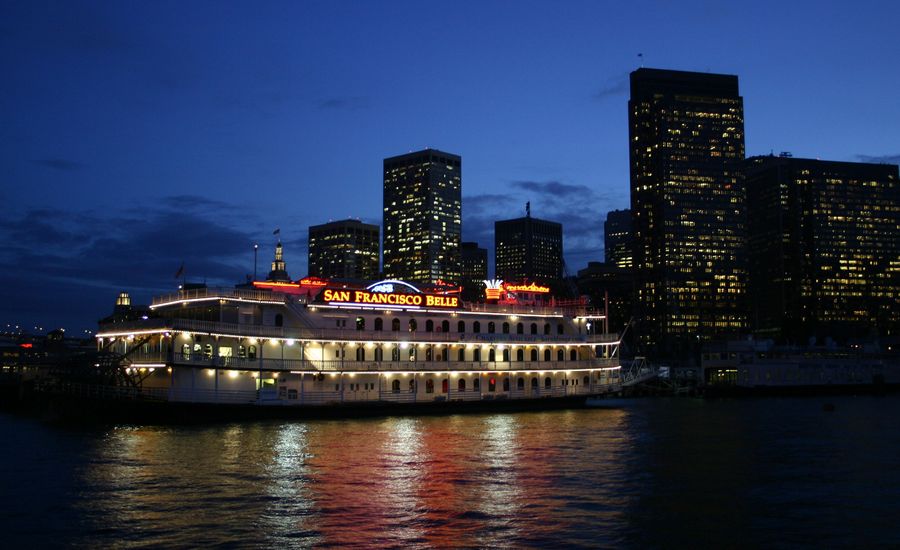 夜間ライトアップされたサンフランシスコ・ベルのパドルホイール船。