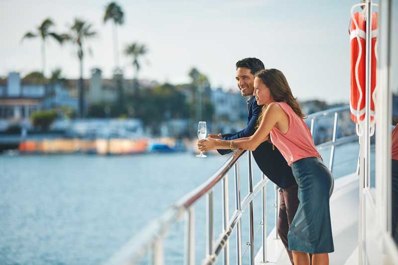 Pareja mirando al agua