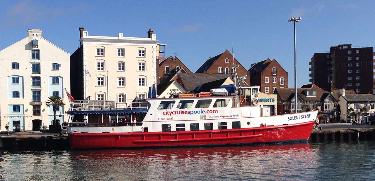 Barco de Poole Solent Scene atracado