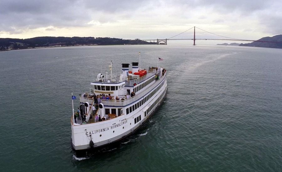 Jacht in San Francisco Bay Golden Gate Bridge in de verte.