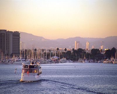 Le montagne e lo skyline di Marina del Rey al tramonto