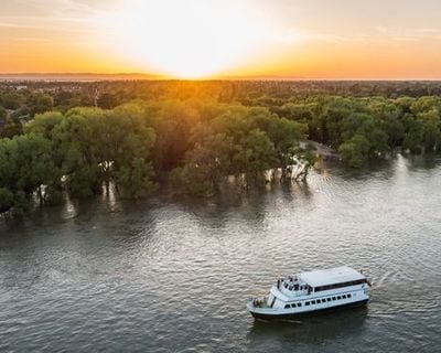 Sonnenuntergang in Sacramento auf dem Wasser