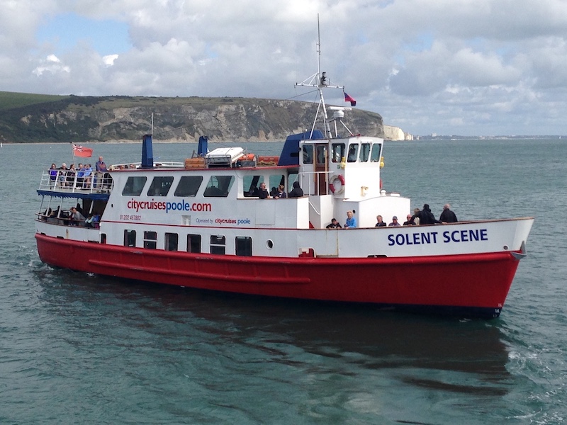 Gente del barco Poole Solent Scene en la cubierta