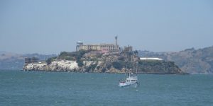 Alcatraz Island במרחק סירה קטנה בחזית