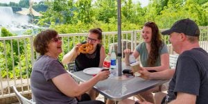 Familie die een snack hebben Niagara Falls op achtergrond