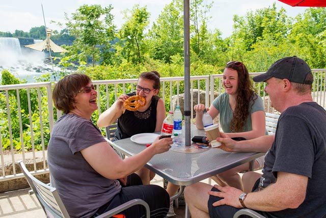 Familie die een snack hebben Niagara Falls op achtergrond