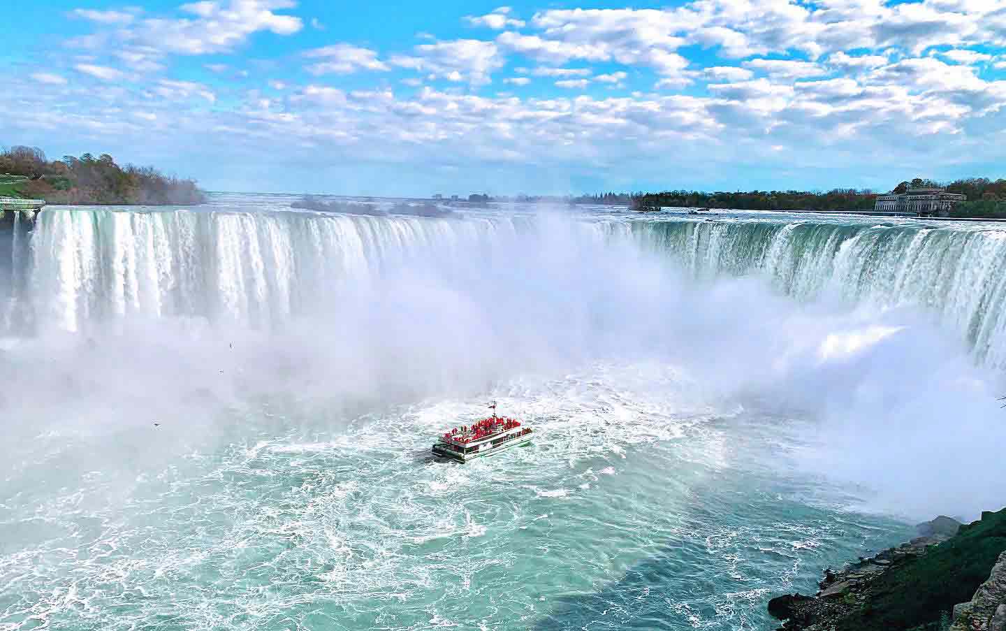 Niagara Falls met boot aan voet van watervallen