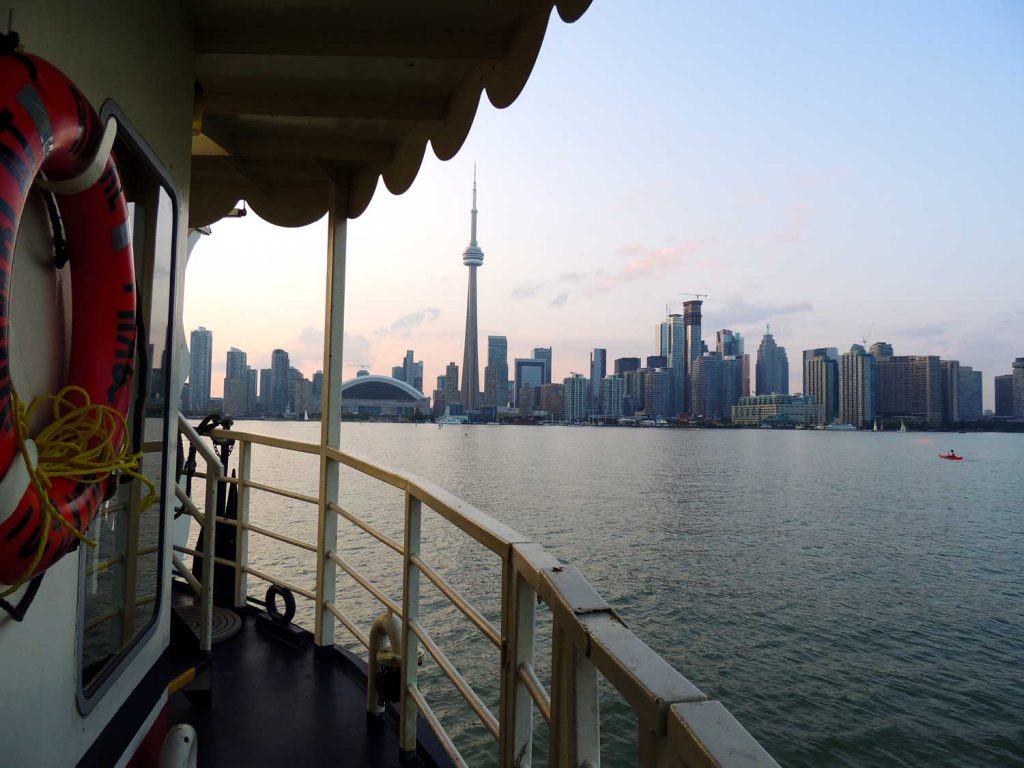 Vista del horizonte de Toronto al atardecer desde un barco