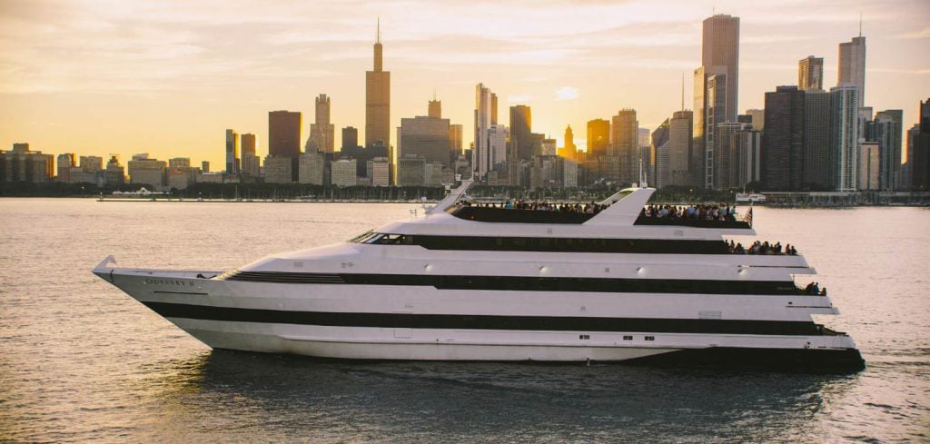 Odyssey II Chicago Harbor bei Sonnenuntergang Menschen an Deck