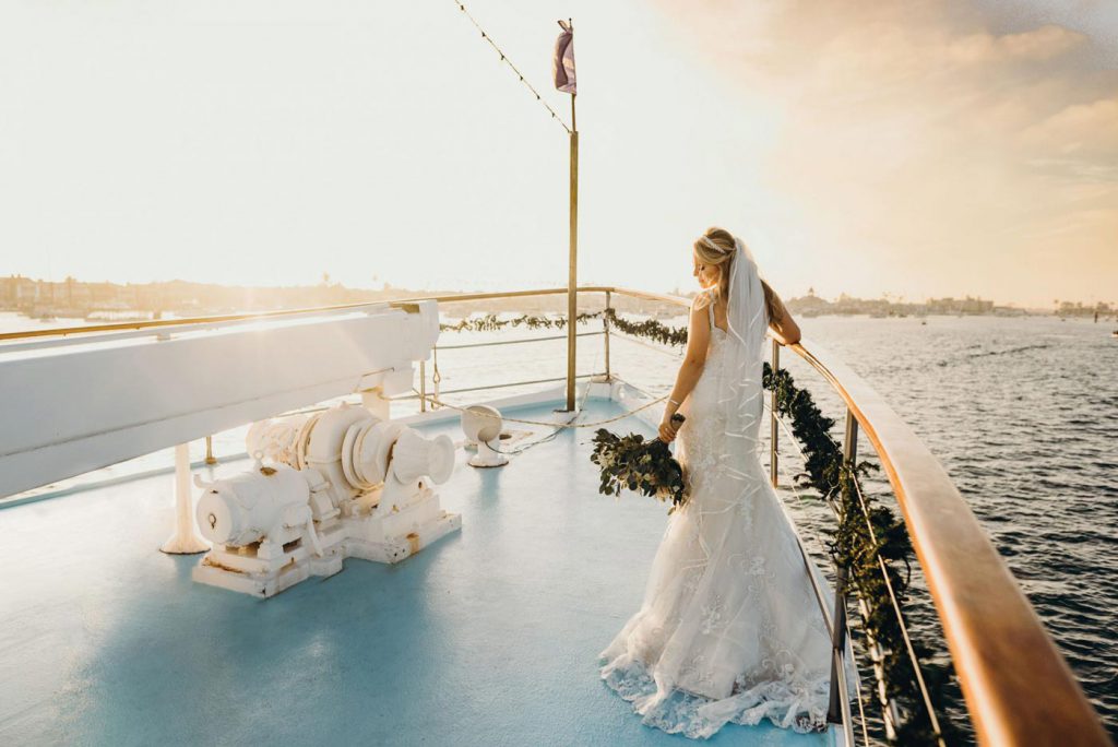 Bruden på sin bryllupsdag på en båd