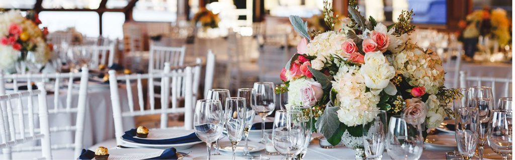 Allestimento di un matrimonio con fiori al centro del tavolo
