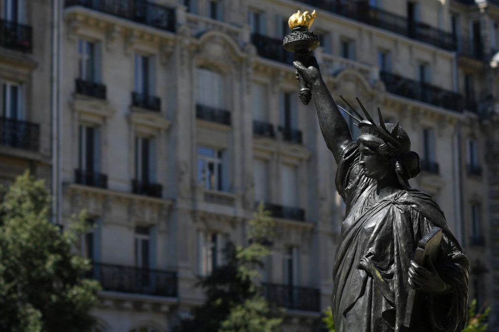 Bâtiment français de la Statue de la Liberté en arrière-plan