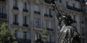 בניין פסל החירות הצרפתי ברקע