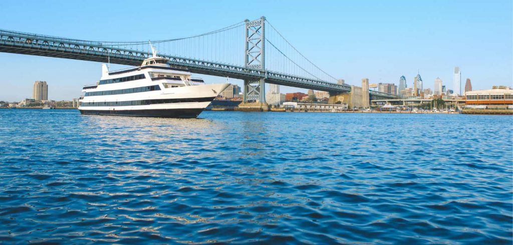 Yacht Benjamin Franklin Bridge sullo sfondo