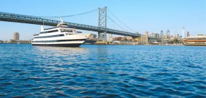 Yacht Benjamin Franklin Bridge im Hintergrund