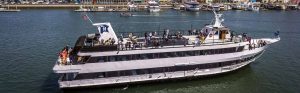 Navire de Marina del Rey avec des personnes sur le pont