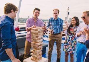 Gli amici di Spirit Boston giocano a Jenga