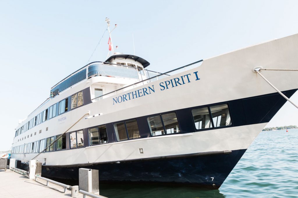 El yate Northern Spirit amarrado al muelle en Toronto