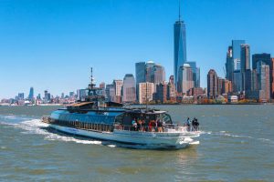 De Bateaux met herfstbladeren en de skyline van New York City op de achtergrond.