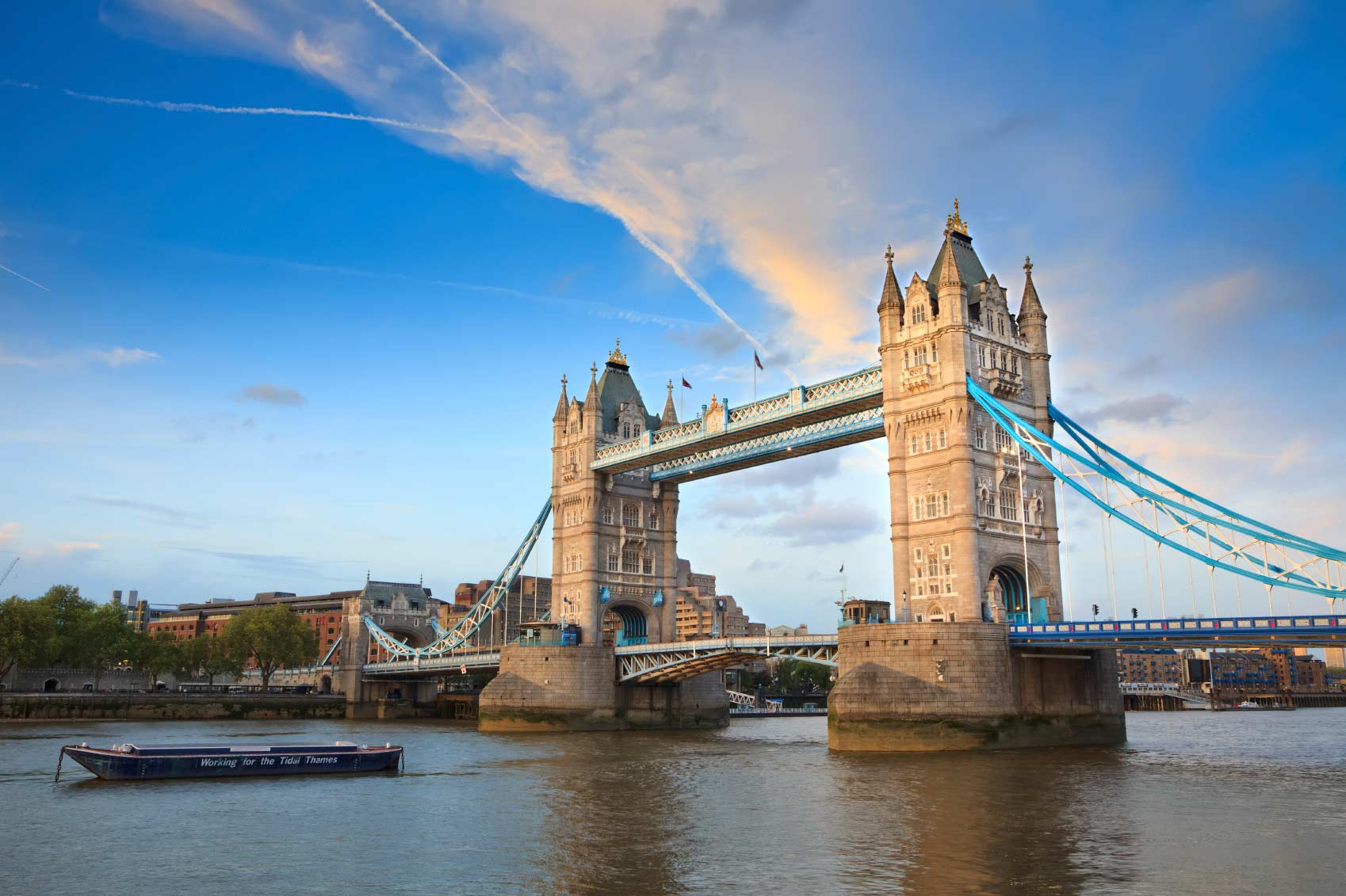 Tower Bridge London de día.