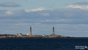 遠くに見えるサッチャー島の2つの灯台。