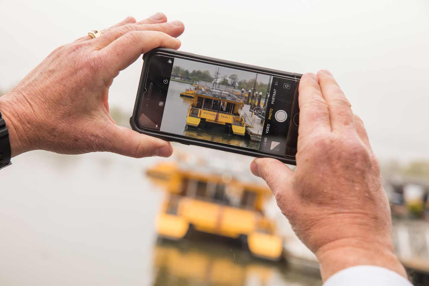 Teléfono tomando una foto del taxi acuático de Washington DC.
