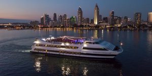 Yacht d'ispirazione di notte nella baia di San Diego