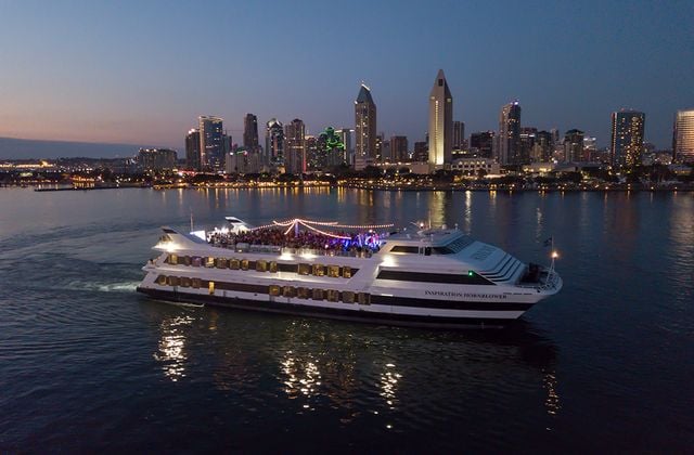 Yacht d'ispirazione di notte nella baia di San Diego