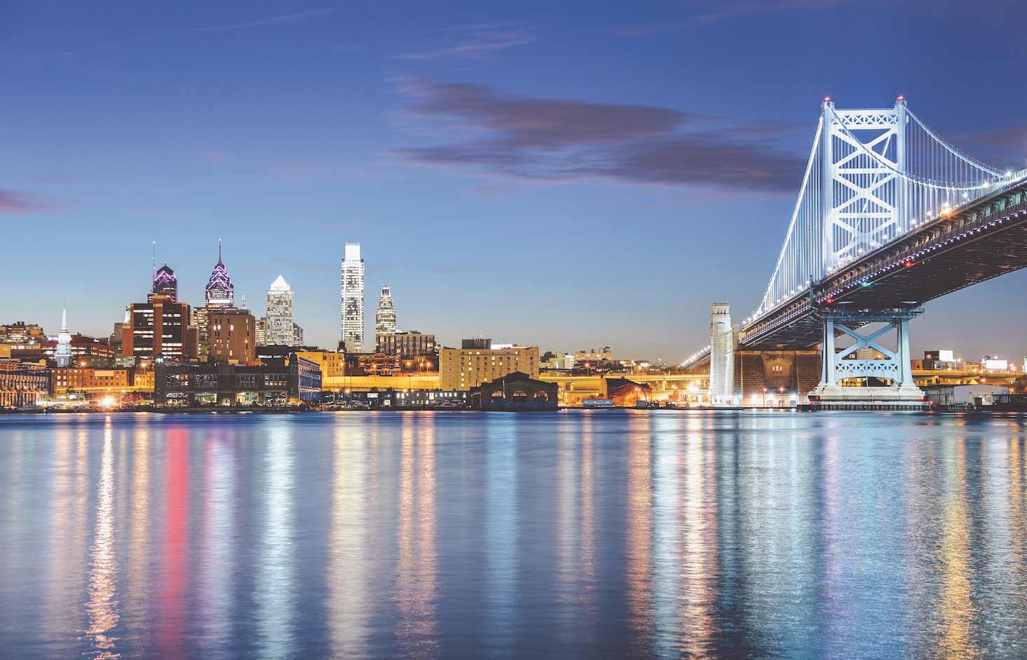 Philadelphia in der Abenddämmerung mit Brücke und Stadtbild.
