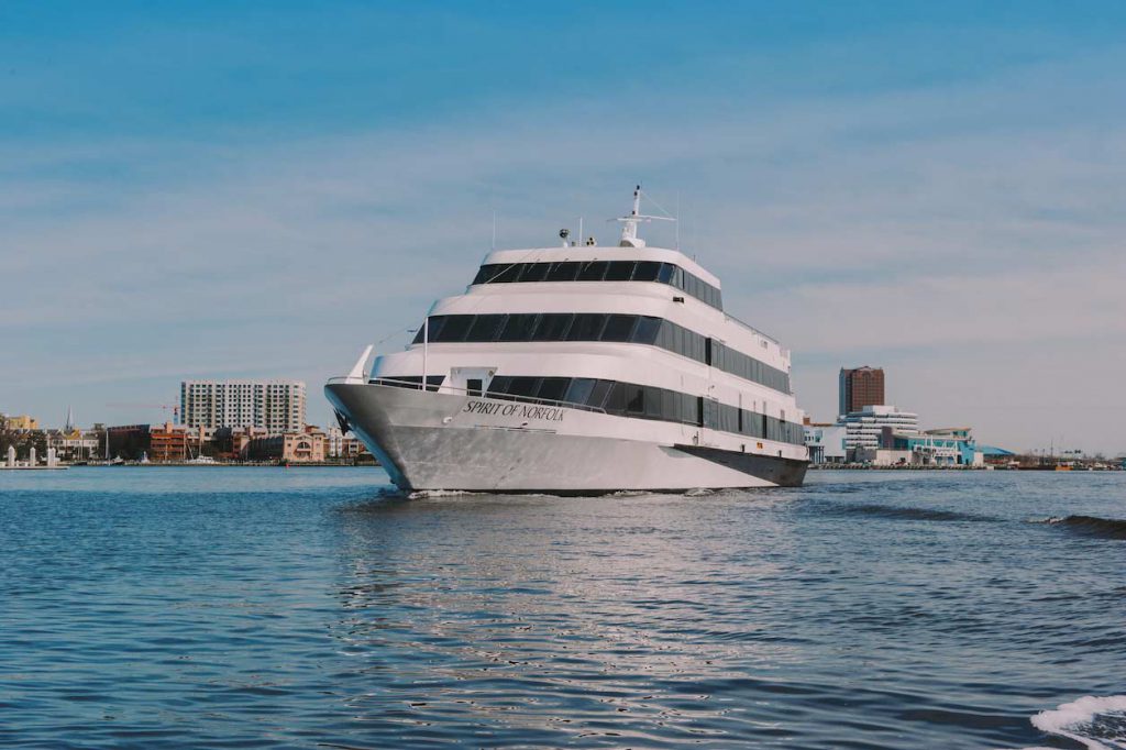 Yate Spirit of Norfolk en el río Elizabeth.