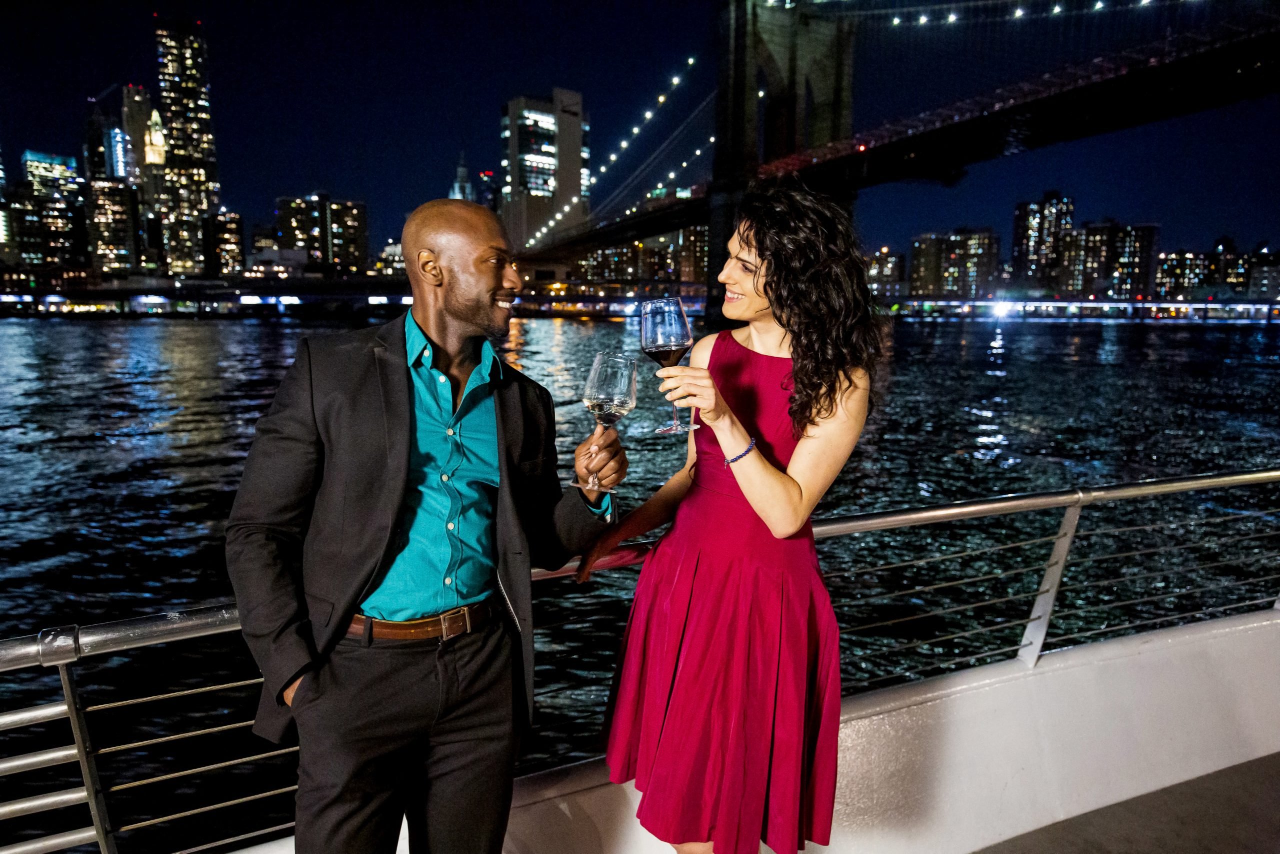 bateaux couple with city lights