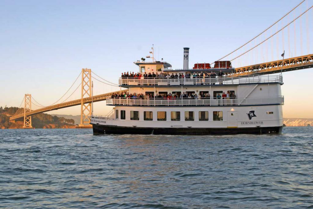 Le bateau Empress avec le pont de la baie de San Francisco - Oakland en arrière-plan.